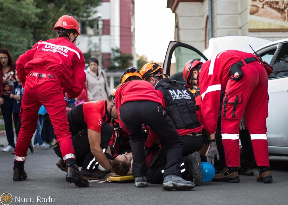 Salvatori UVSAR AID și parteneri în timpul unei demonstrații operative