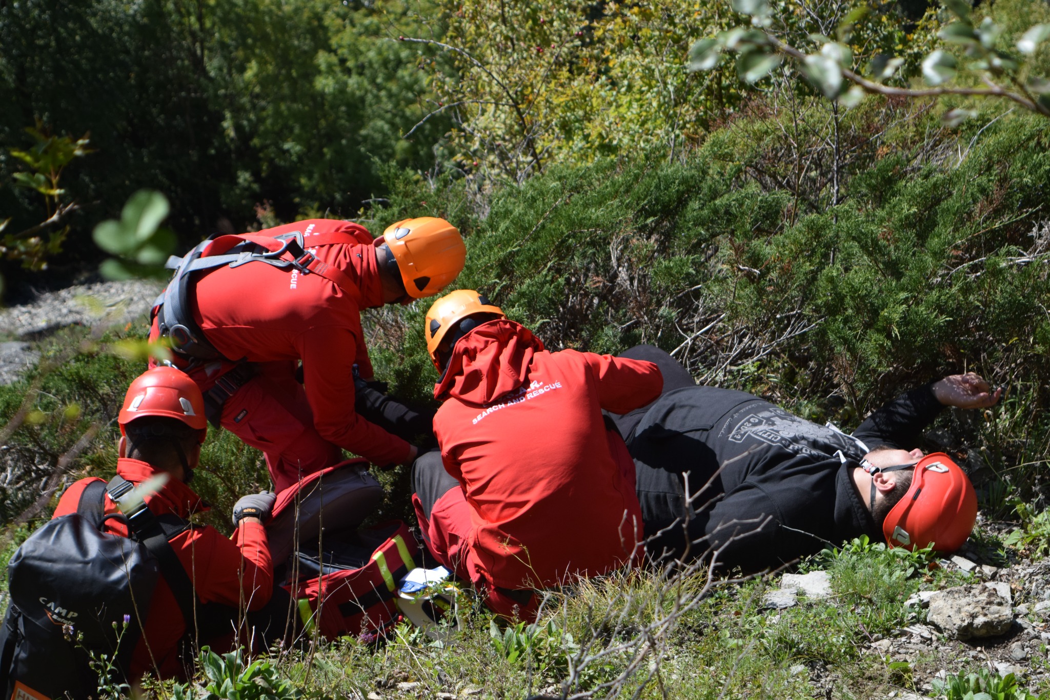 Echipă UVSAR AID în timpul unui exercițiu de salvare în teren