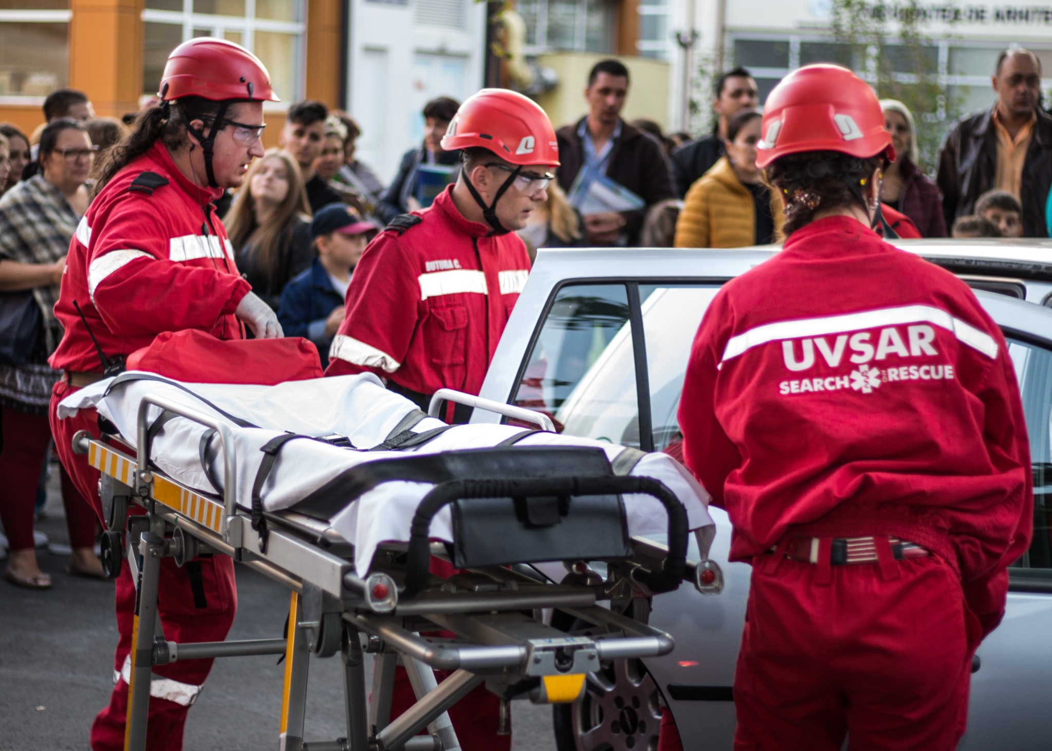 Echipă UVSAR AID într-un exercițiu de acordare a asistenței și transport al victimei