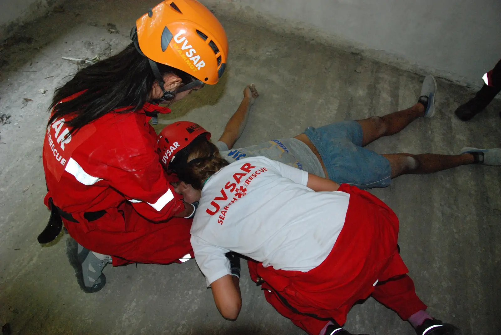 Salvatori UVSAR AID acordând primul ajutor în cadrul unui exercițiu
